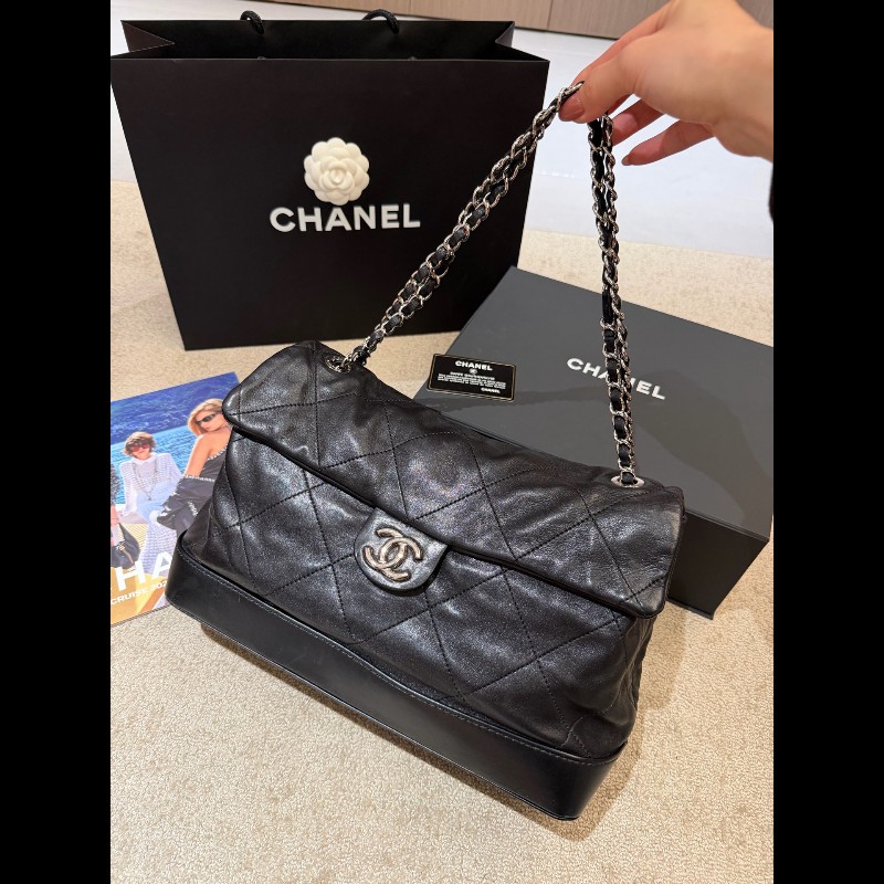 CHANEL黑銀羊皮硬底機場包肩背包-2