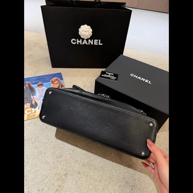 CHANEL黑銀羊皮硬底機場包肩背包-6