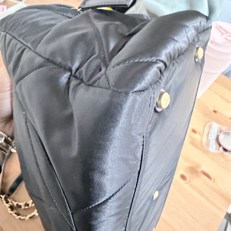 CHANEL 保齡球包Cocoon 系列的尼龍菱格托特包-11