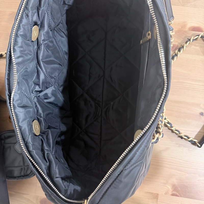 CHANEL 保齡球包Cocoon 系列的尼龍菱格托特包-12