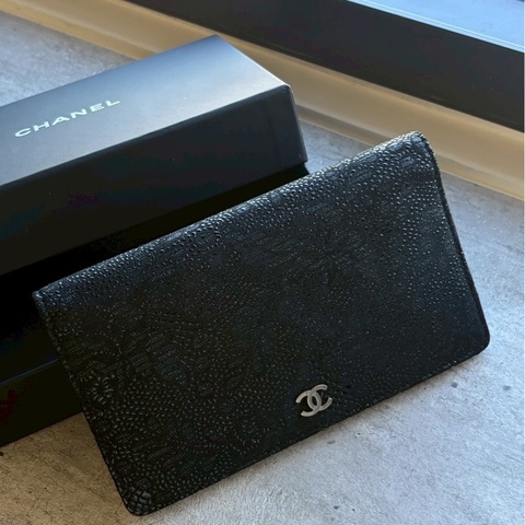 Chanel黑銀蕾絲造型掀蓋長夾