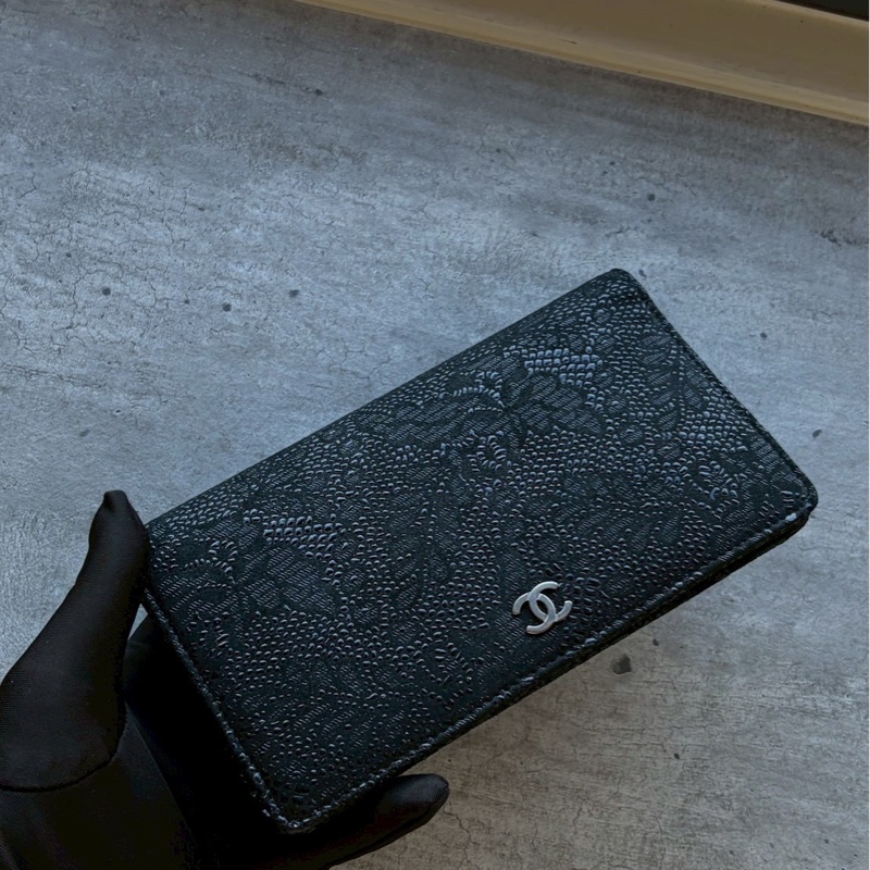 Chanel黑銀蕾絲造型掀蓋長夾-1