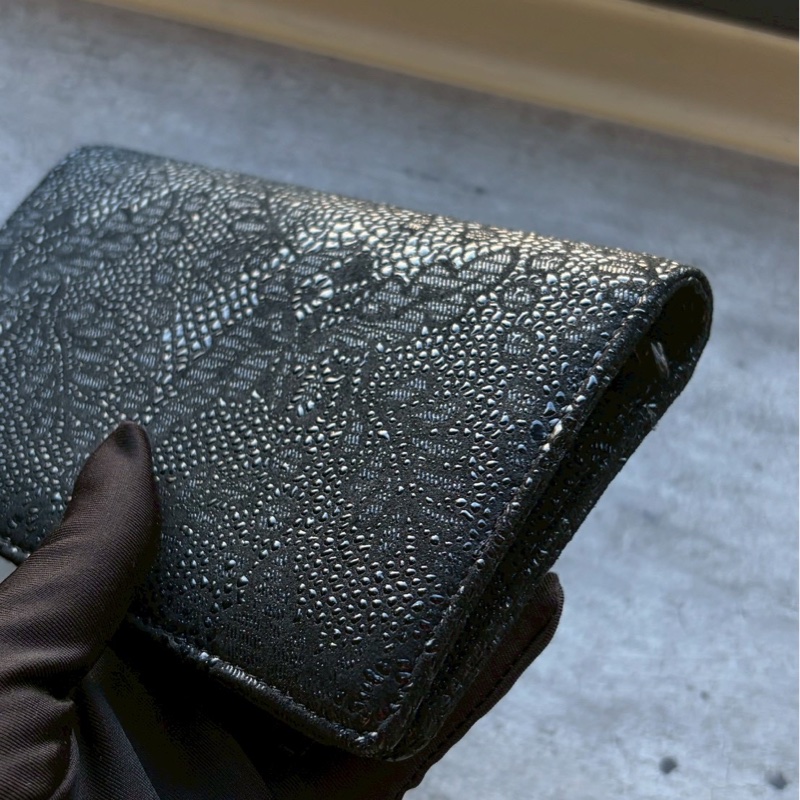 Chanel黑銀蕾絲造型掀蓋長夾-4