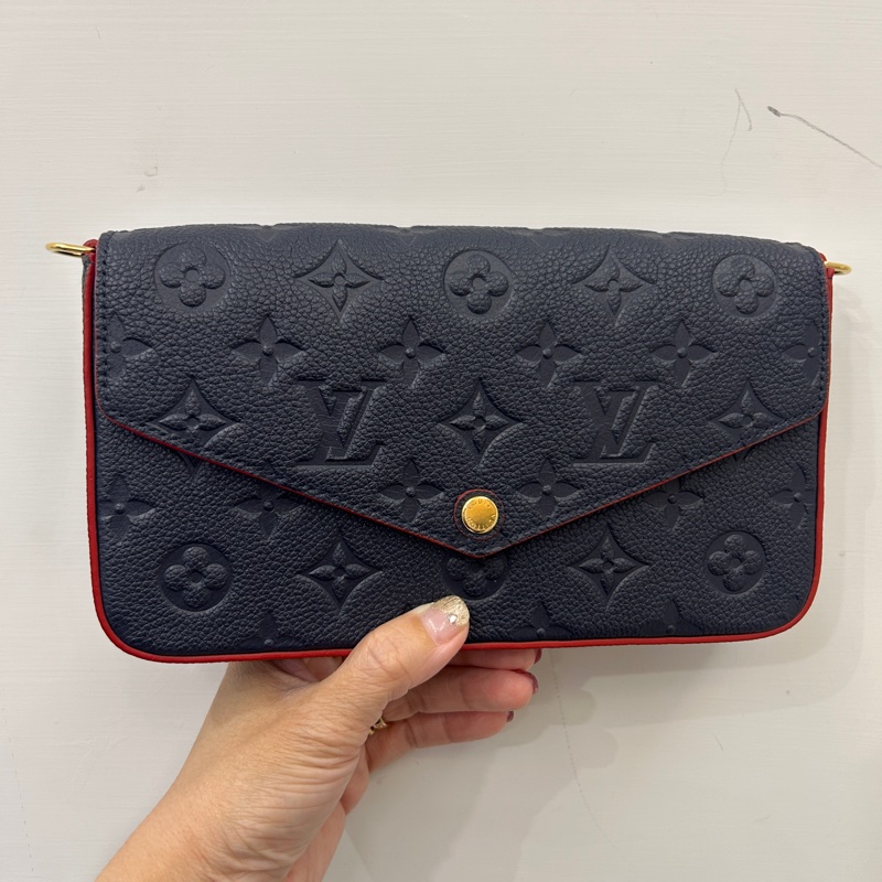 LV 海軍藍牛皮壓紋三合一信封鏈包M64099-1