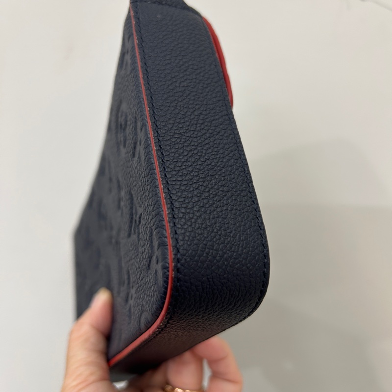 LV 海軍藍牛皮壓紋三合一信封鏈包M64099-3