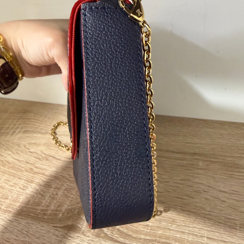 LV 深藍牛皮壓紋三合一斜背鏈包M64099-3