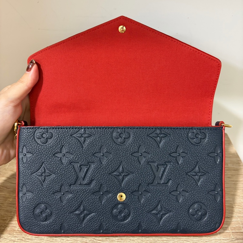 LV 深藍牛皮壓紋三合一斜背鏈包M64099-8