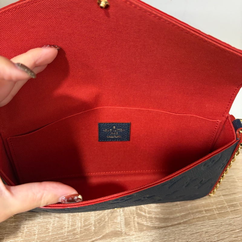 LV 深藍牛皮壓紋三合一斜背鏈包M64099-9