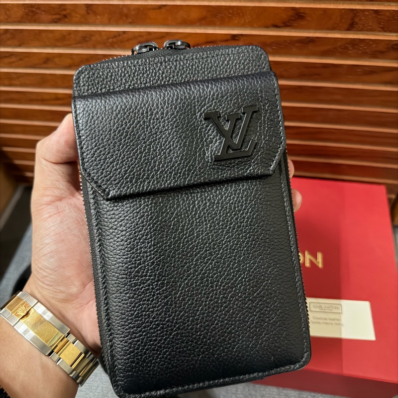 Lv (M57089)黑色全皮手機包 芯片款-1