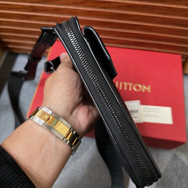 Lv (M57089)黑色全皮手機包 芯片款-5