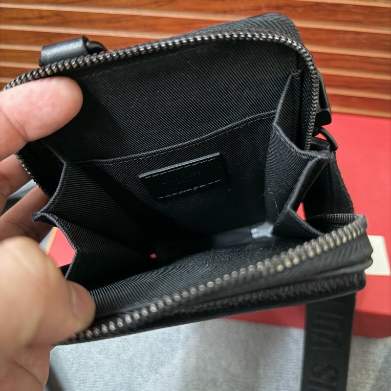 Lv (M57089)黑色全皮手機包 芯片款-8