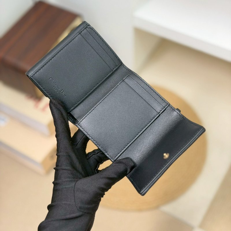 (全新品、適合送禮✨)🏷Dior 迪奧．Lady Dior Lotus 三折短夾-16