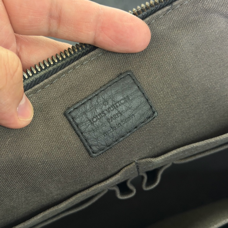 Lv棋盤格壓紋公事包-13