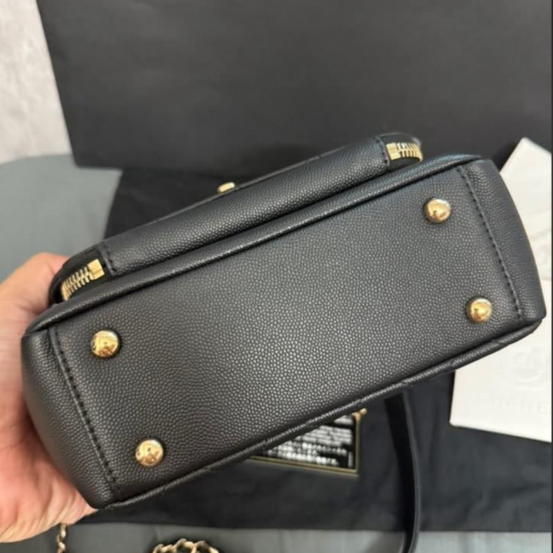 Chanel黑色荔枝牛皮金釦郵差包 小號-4