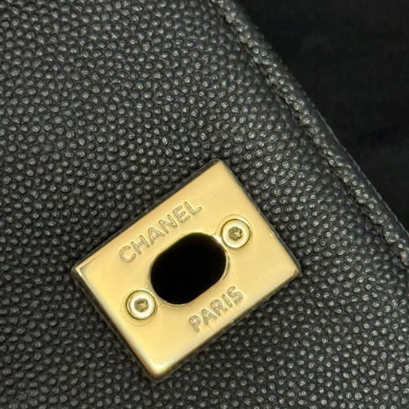 Chanel黑色荔枝牛皮金釦郵差包 小號-8