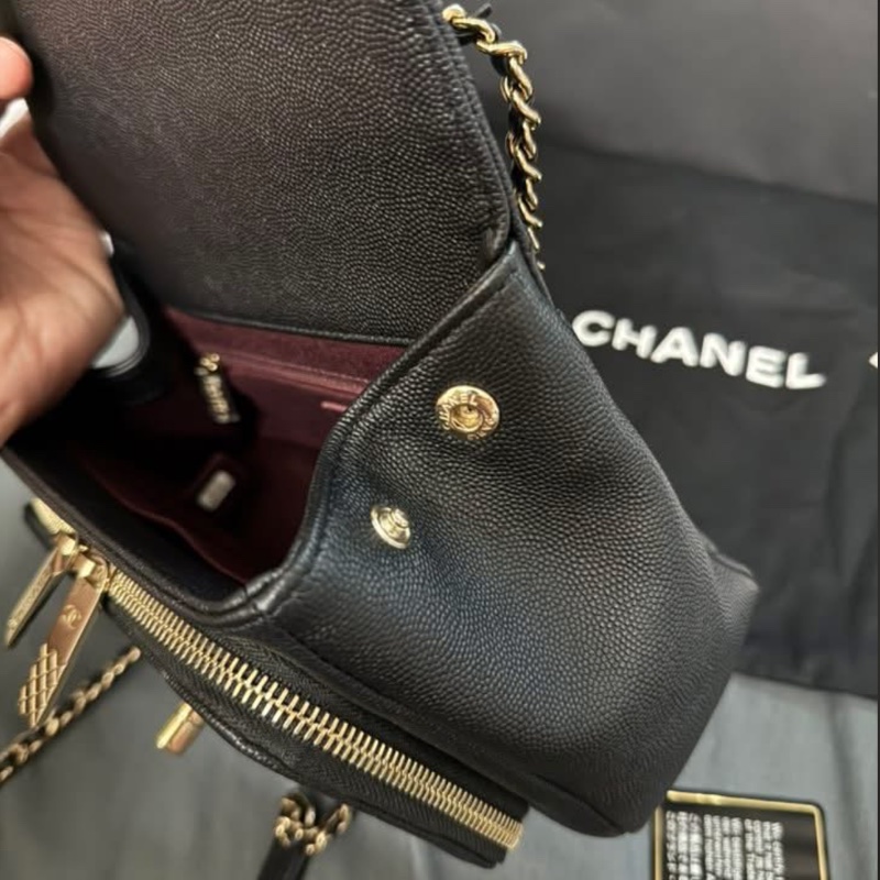Chanel黑色荔枝牛皮金釦郵差包 小號-9