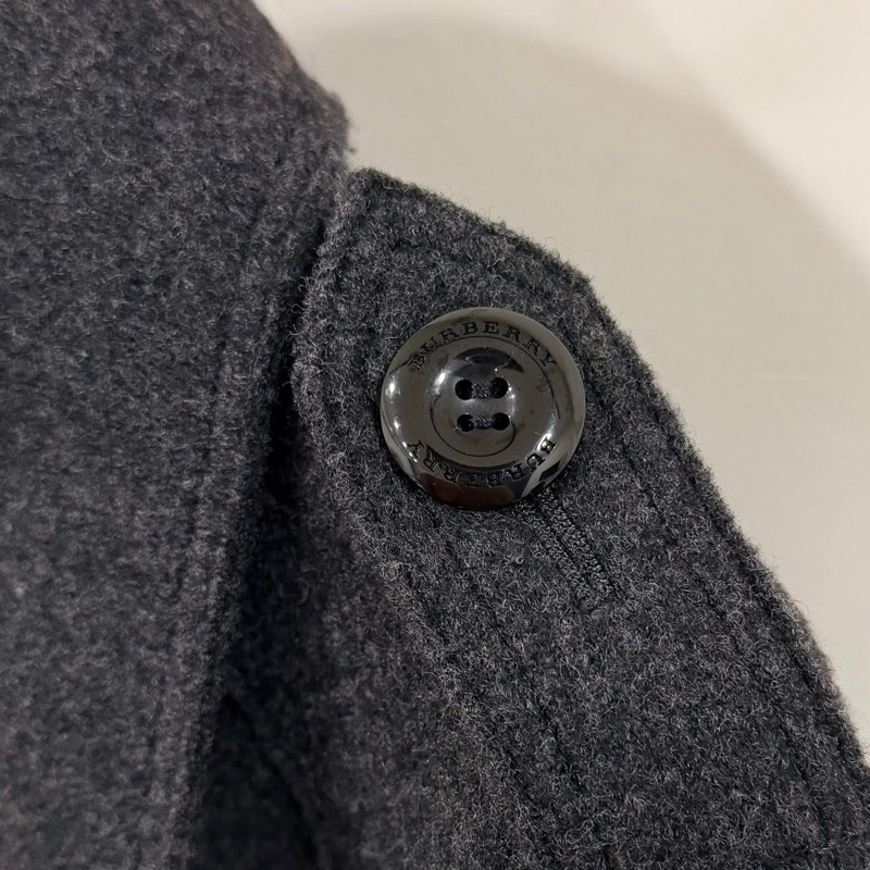 Burberry 倫敦  深灰雙排扣軍裝皮革扣挺版羊毛斗蓬大衣-4