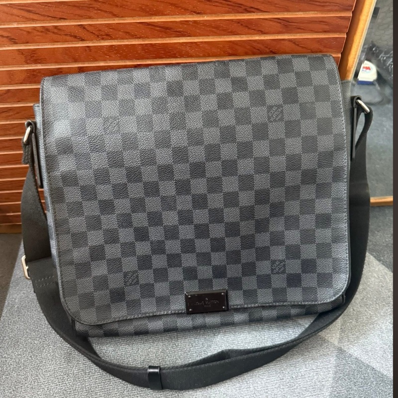 Lv棋盤格側背包-0