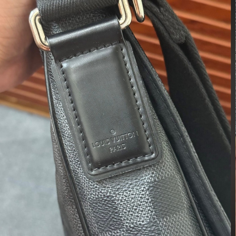 Lv棋盤格側背包-4