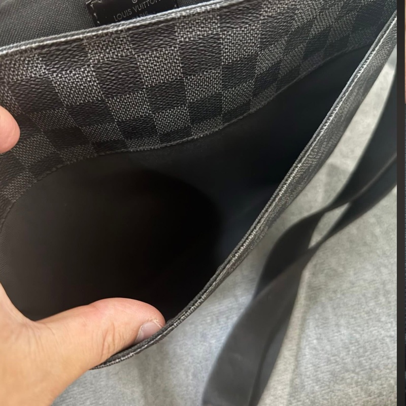 Lv棋盤格側背包-9