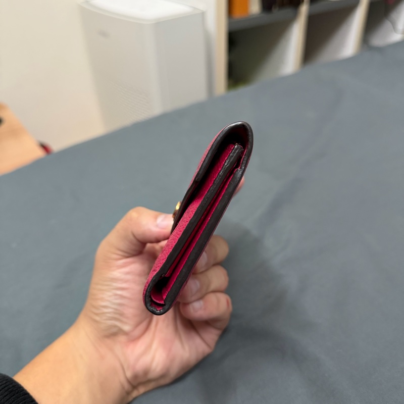 Lv 壓紋三折扣式短夾-2