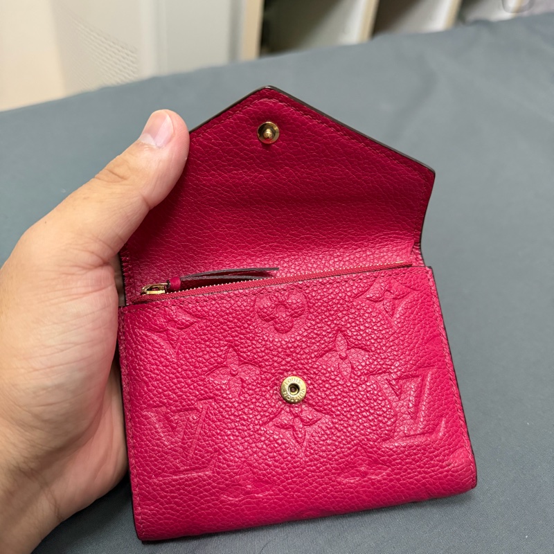 Lv 壓紋三折扣式短夾-6