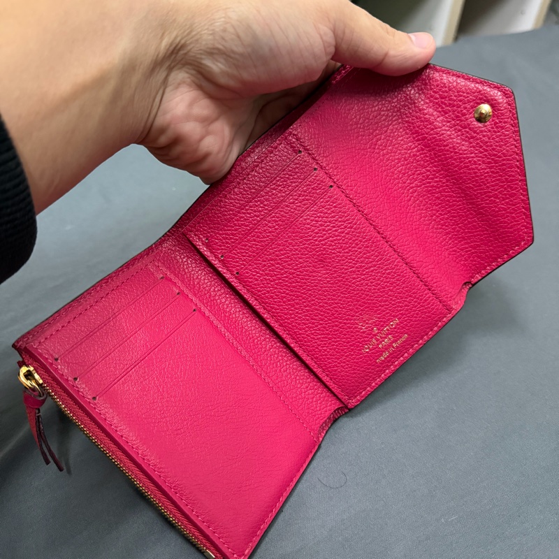 Lv 壓紋三折扣式短夾-7