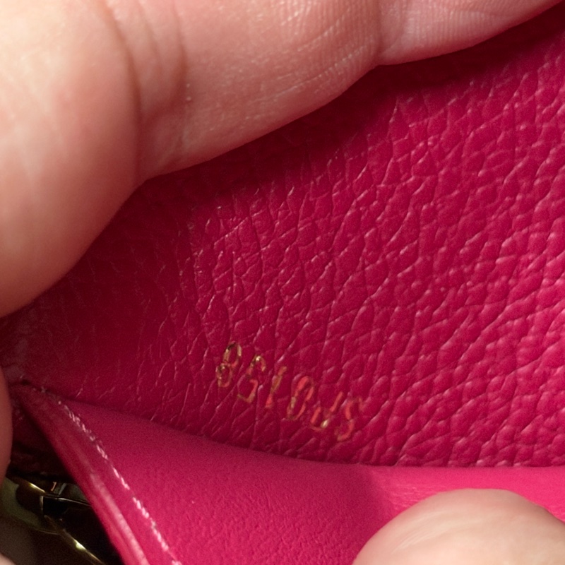 Lv 壓紋三折扣式短夾-10