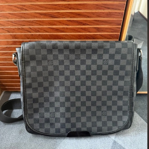 Lv棋盤格側背包  型號：N58029