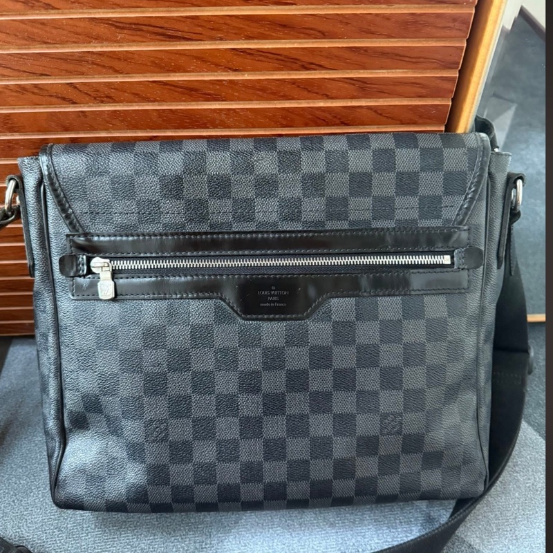 Lv棋盤格側背包  型號：N58029-1