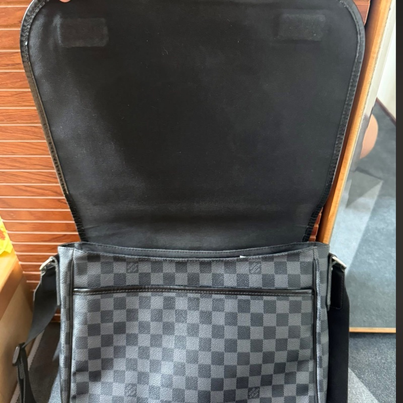 Lv棋盤格側背包  型號：N58029-7