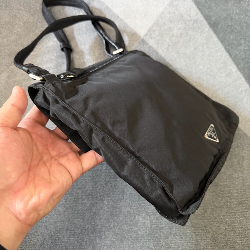 Prada三角標誌尼龍方形袋斜背包-2