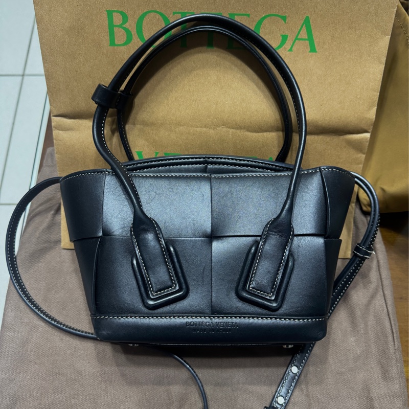 bottega veneta arco mini 葆蝶家 bv arco mini 黑色白線-1