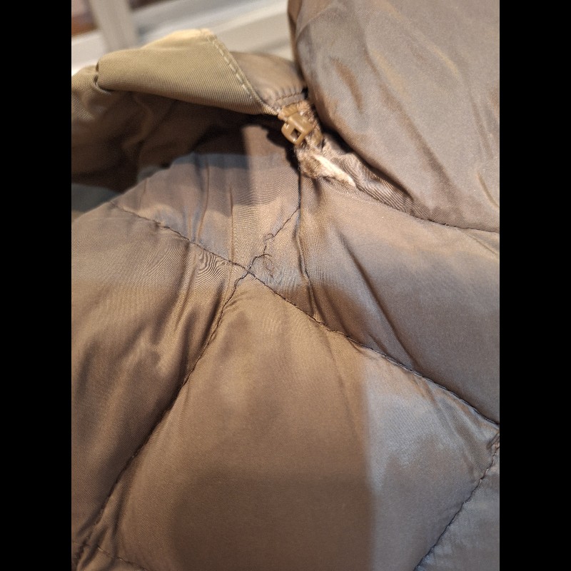 Moncler 卡其灰有帽羽絨外套-24