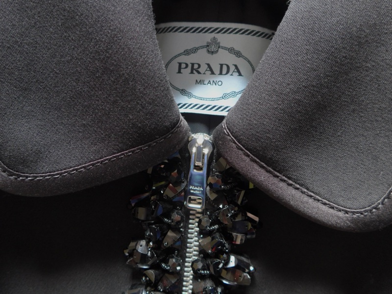 Prada 珠飾拉鍊黑色大衣 實穿與收藏兼具的經典級作品IT42-3