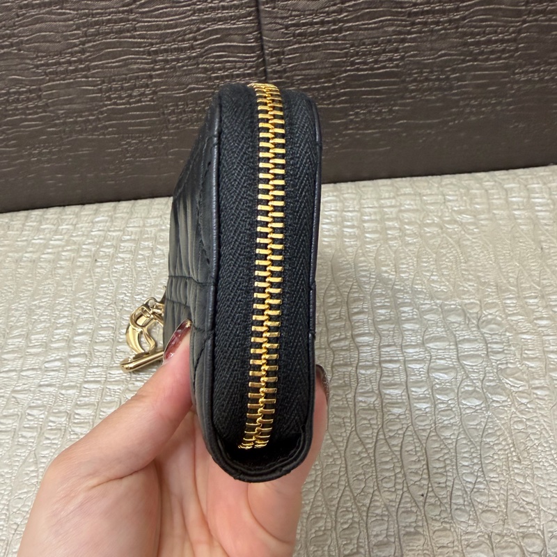 Dior 黑羊皮籐格紋金釦Lady Dior 4卡中夾-5