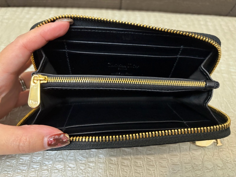 Dior 黑羊皮籐格紋金釦Lady Dior 4卡中夾-8