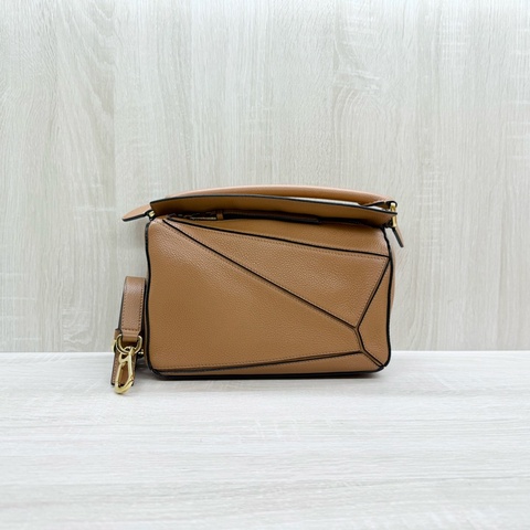 LOEWE焦糖色牛皮金釦小號puzzle手提側背包