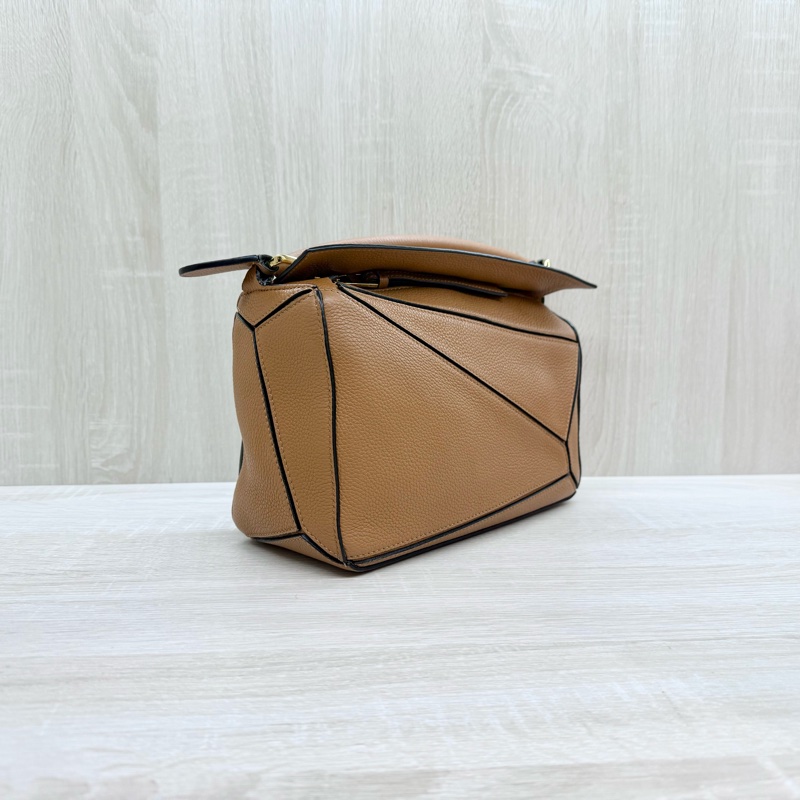 LOEWE焦糖色牛皮金釦小號puzzle手提側背包-3