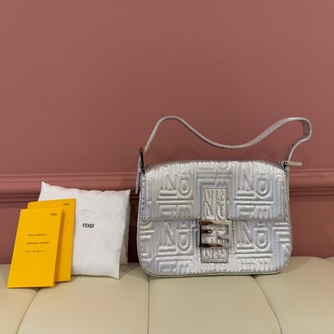 FENDI 絕版立體壓紋 Baguette 法棍包 - 金屬銀色 肩背包