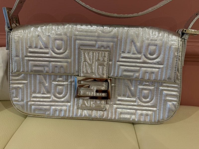 FENDI 絕版立體壓紋 Baguette 法棍包 - 金屬銀色 肩背包-1