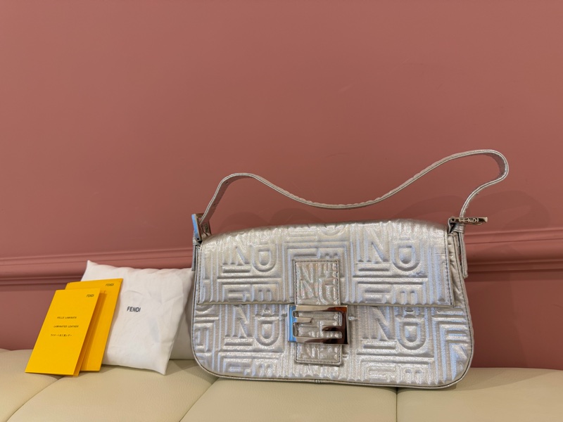 FENDI 絕版立體壓紋 Baguette 法棍包 - 金屬銀色 肩背包-5