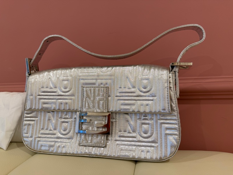 FENDI 絕版立體壓紋 Baguette 法棍包 - 金屬銀色 肩背包-6