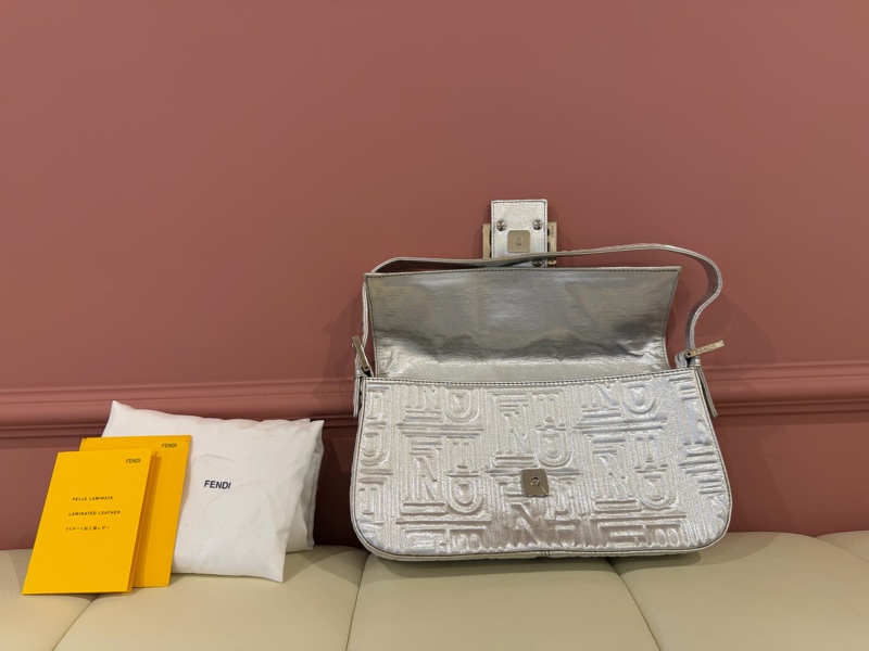FENDI 絕版立體壓紋 Baguette 法棍包 - 金屬銀色 肩背包-7