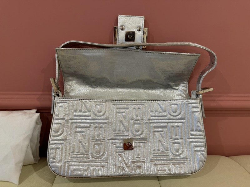 FENDI 絕版立體壓紋 Baguette 法棍包 - 金屬銀色 肩背包-8