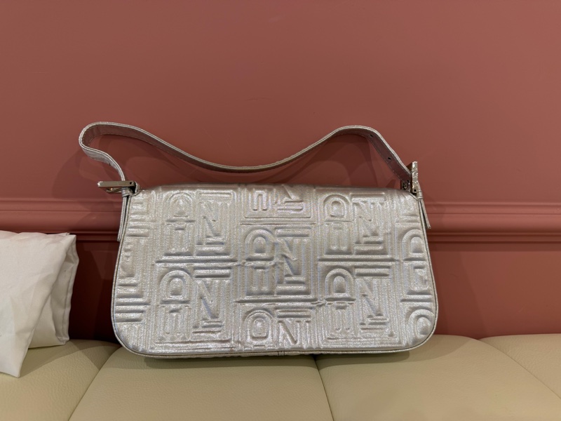FENDI 絕版立體壓紋 Baguette 法棍包 - 金屬銀色 肩背包-9