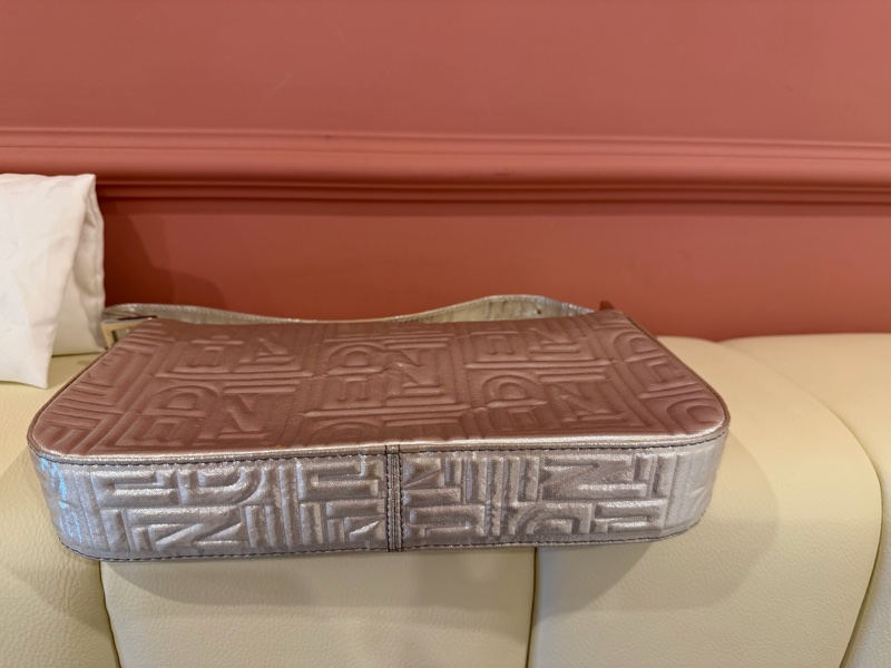FENDI 絕版立體壓紋 Baguette 法棍包 - 金屬銀色 肩背包-14