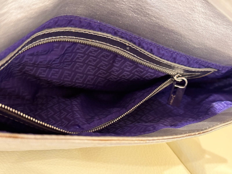 FENDI 絕版立體壓紋 Baguette 法棍包 - 金屬銀色 肩背包-21