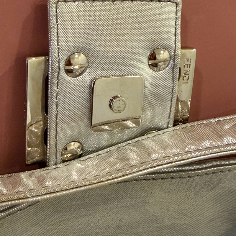 FENDI 絕版立體壓紋 Baguette 法棍包 - 金屬銀色 肩背包-27