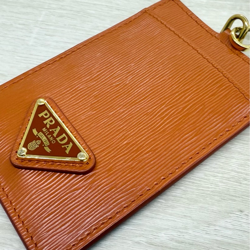 PRADA橘色三角金LOGO Saffiano掛繩證件套1MC007-9